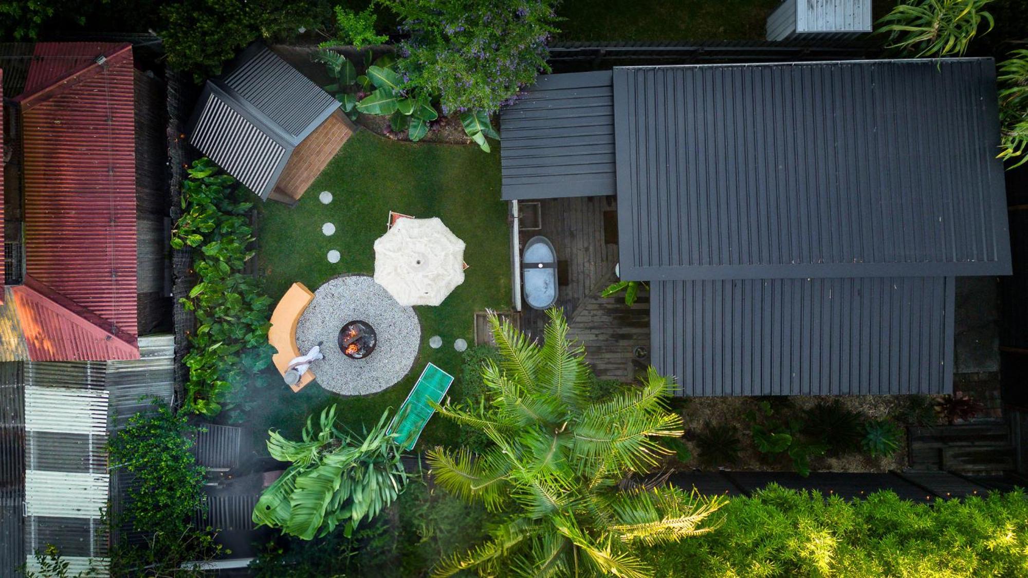 Tiny Home, Outdoor Bath, Infrared Sauna, Fire Pit Holiday home Cardiff
